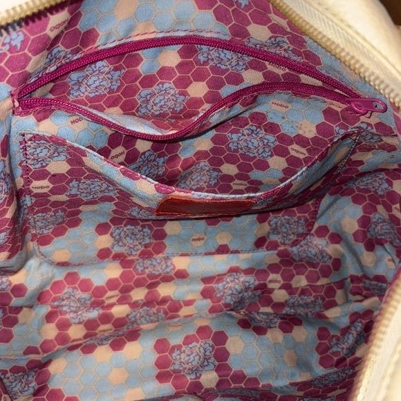 Hobo Leather cream colored hobo bag expanding bottom exterior back pocket VGUC - Picture 13 of 16